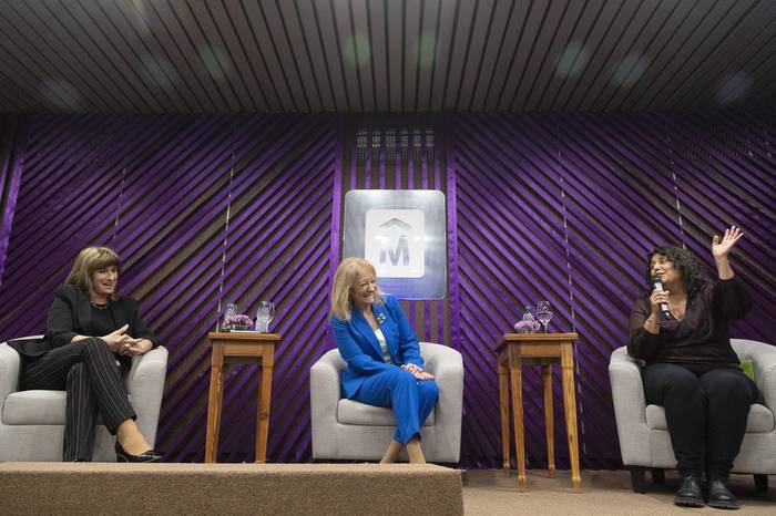 Olga Othegui, Carolina Cosse y Solana Quesada durante la conferencia en la Intendencia de Montevideo. · Foto: Camilo dos Santos