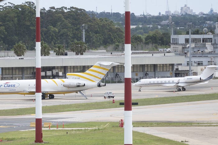 Edificio viejo del aeropuerto de Carrasco visto desde la nueva terminal. (archivo, noviembre de 2023) · Foto: Alessandro Maradei