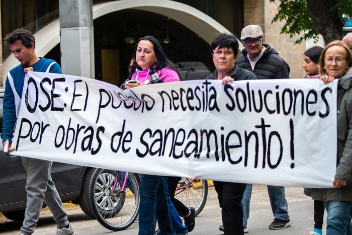 Movilización en reclamo del mal estado de las calles por obras de saneamiento en Juan Lacaze (archivo, 2023). · Foto: Ignacio Dotti