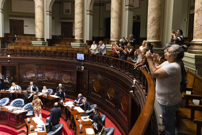 Sesión del Senado que aprobó la ley que cubre parte de los adeudos de los extrabajadores de Casa de Galicia, el martes 14 de noviembre. · Foto: Ernesto Ryan