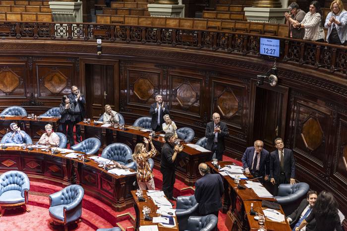 Votación, en el Senado, de la ley para el pago de adeudos de los extrabajadores de Casa de Galicia. · Foto: Ernesto Ryan