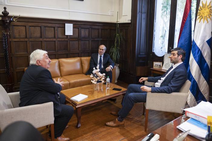 Juan Gómez, Pablo Abdala y Nicolás Martinelli durante el encuentro que mantuvieron en la sede del Ministerio del Interior. · Foto: Alessandro Maradei