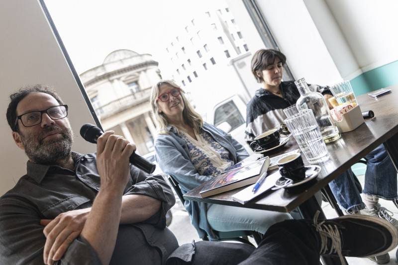 la diaria biblioteca país cafe 800