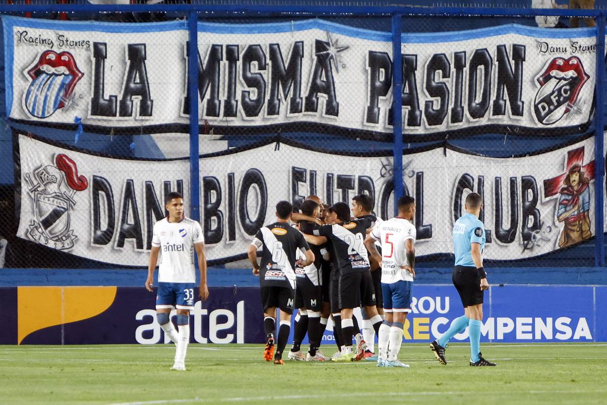 Hoy juega el Decano del Fútbol Uruguayo! 🇳🇱 En el Gran Parque Central  recibimos a Danubio. #VamosBolsoVamos