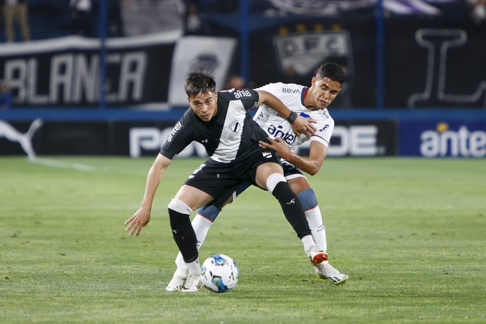 Alejo Cruz, de Danubio, y Rodrigo Chagas, de Nacional, el 15 de noviembre de 2024. · Foto: Camilo dos Santos