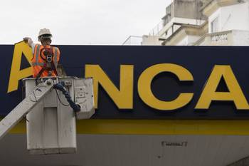 Foto principal del artículo 'Es falsa plataforma de inversiones para comprar acciones en Ancap' · Foto: Ernesto Ryan