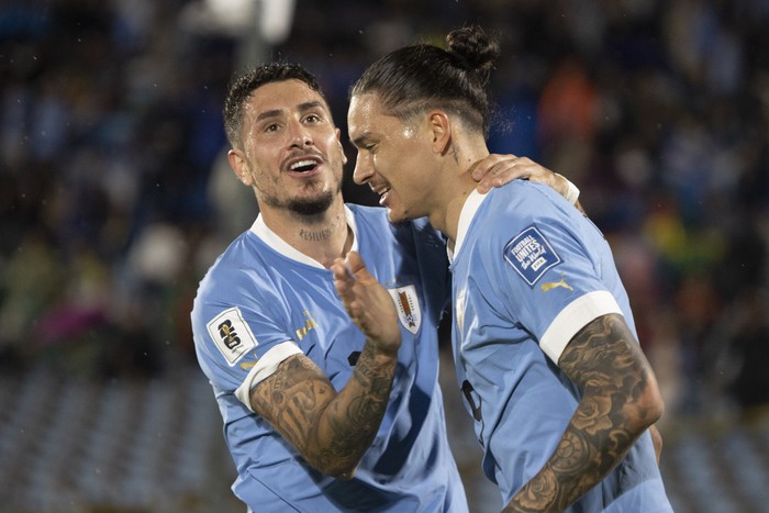 Darwin Núñez y José María Giménez,  durante un partido ante Bolivia por Eliminatorias Sudamericanas, en el Estadio Centenario (archivo, noviembre de 2023). · Foto: Camilo dos Santos