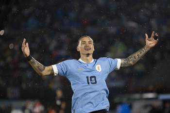 Darwin Núñez, tras convertir ante Bolivia, el 21 de noviembre de 2023 en el estadio Centenario. · Foto: Camilo dos Santos
