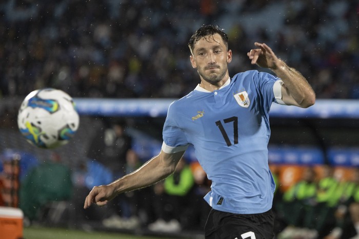 Matías Viña, durante el partido ante Bolivia, el 21 de noviembre de 2023, en el estadio Centenario. · Foto: Camilo dos Santos