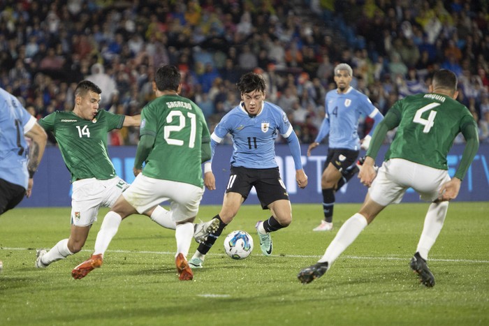 Facundo Pellistri, de Uruguay, durante un partido por eliminatorias ante Bolivia en el estadio Centenario (archivo, diciembre de 2023). · Foto: Camilo dos Santos