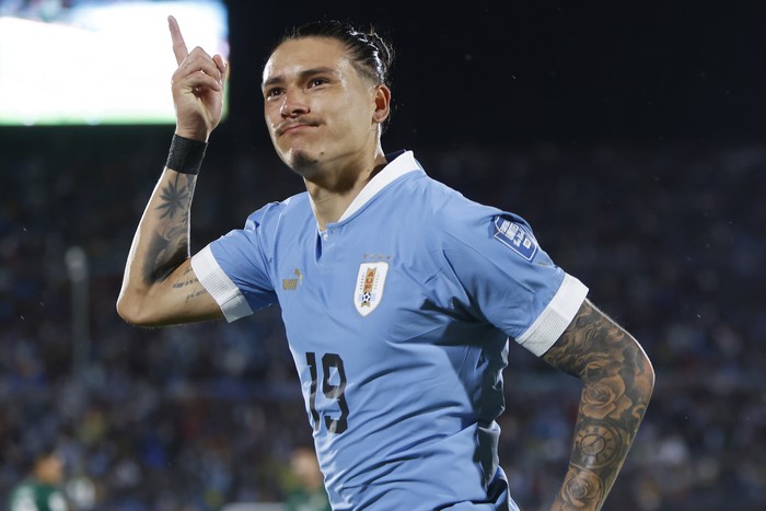 Darwin Núñez durante un partido con la selección por las Eliminatorias ante Bolivia, en el estadio Centenario (archivo, noviembre de 2023). · Foto: Camilo dos Santos