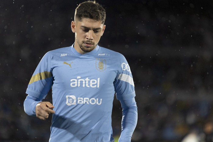 Federico Valverde durante un partido por Eliminatorias en el estadio Centenario, en Montevideo (archivo, 2023). · Foto: Camilo dos Santos