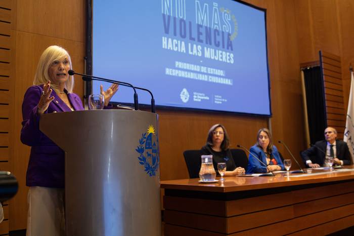 Beatriz Argimón durante el acto de Inmujeres por el Día de la Eliminación de la Violencia hacia la Mujer, el 24 de noviembre, en el anexo de la Torre Ejecutiva, en Montevideo. · Foto: Mara Quintero