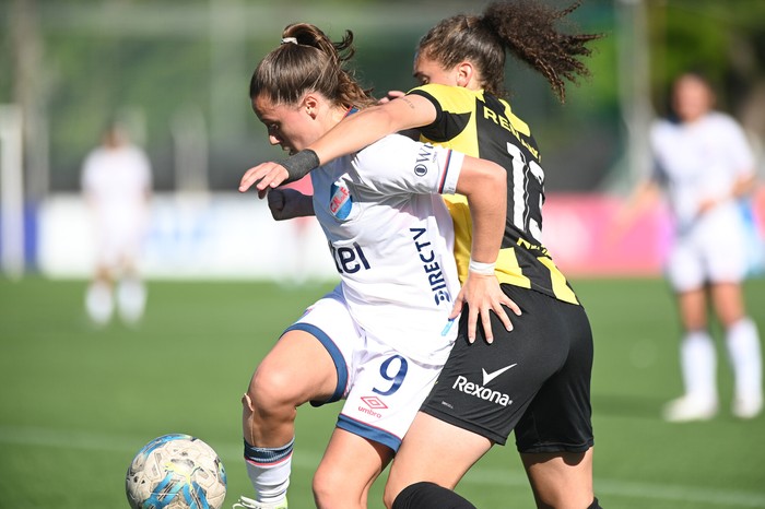 Sofia Ferrada, de Nacional, y Micaela Domínguez, de Peñarol, durante un partido clásico en el estadio Parque Palermo (archivo). · Foto: Alessandro Maradei