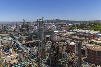 Refinería de La Teja (archivo). · Foto: Ernesto Ryan