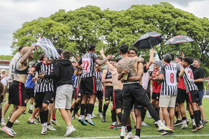 Los jugadores de Miramar Misiones celebran el ascenso a Primera División. · Foto: Ernesto Ryan