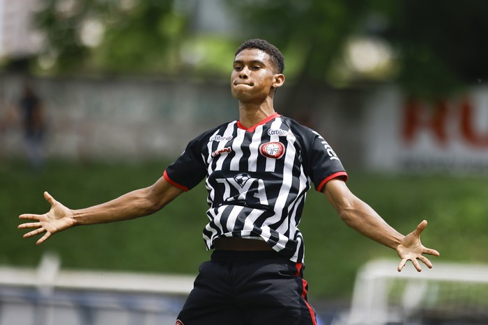 Ignacio Yepez, de Miramar Misiones, durante un partido en el Parque Palermo (archivo). · Foto: Ernesto Ryan