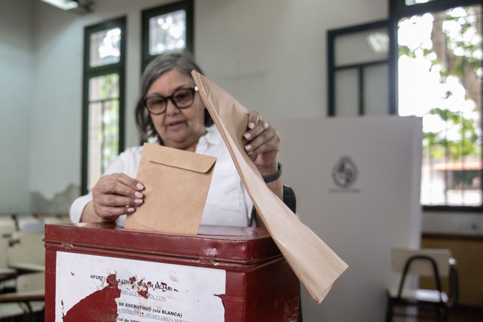 Durante una votación en la Facultad de Ciencias Económicas y de Administración (archivo). · Foto: Mara Quintero