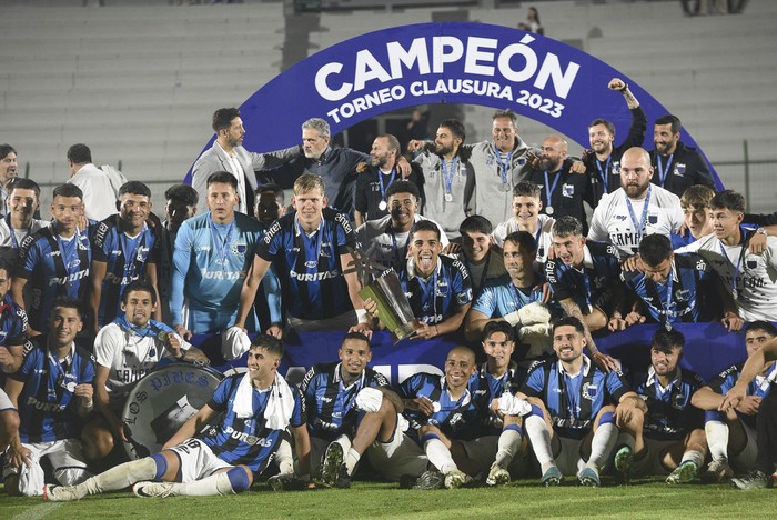 Los jugadores de Liverpool con el trofeo del Torneo Clausura. · Foto: Fernando Morán