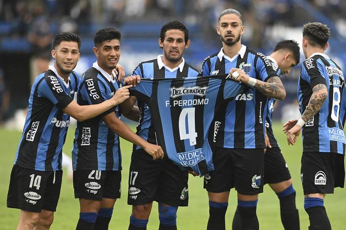 Rodrigo Rivero, Matías Ocampo, Marcelo Meli y Thiago Vecino, tras el gol de Vecino a River Plate, en el estadio Belvedere. · Foto: Alessandro Maradei