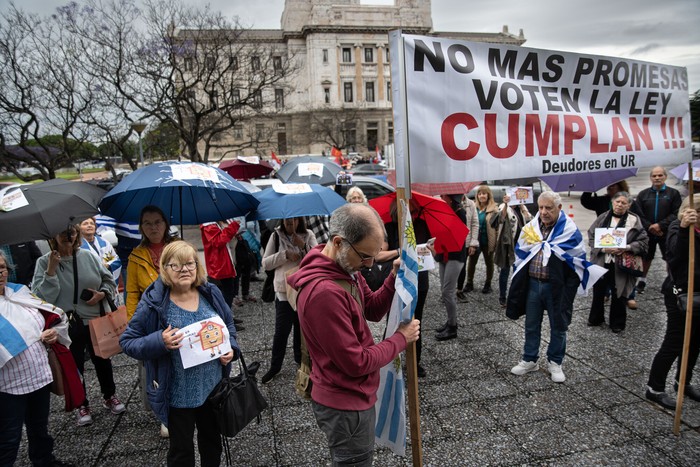 Manifestación de deudores en UR, frente al Palacio Legislativo (archivo, diciembre de 2023). · Foto: Mara Quintero