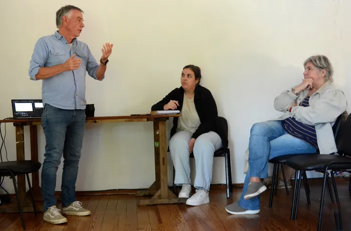 Fernando Niggemeyer (I), durante una actividad realizada por la Mesa de Asociaciones de Vecinos de la Costa de Maldonado (archivo, 2023). · Foto: Natalia Ayala