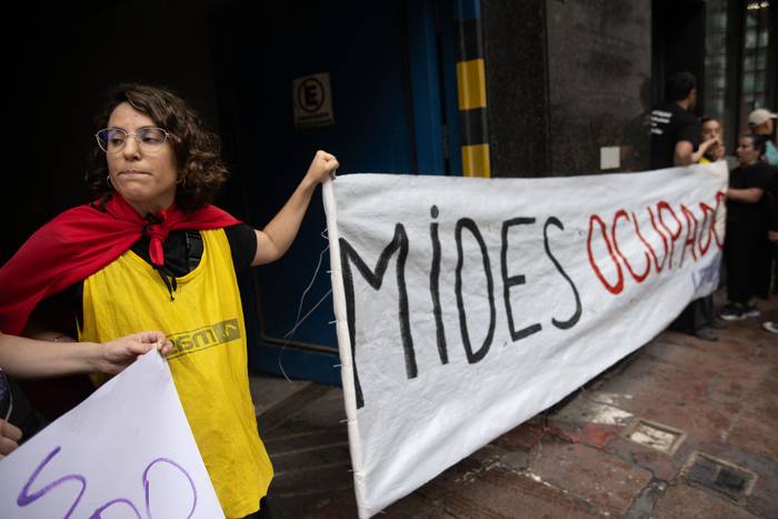 Movilización de los trabajadores del Mides, el 13 de diciembre, en la sede del ministerio en Montevideo. · Foto: Mara Quintero