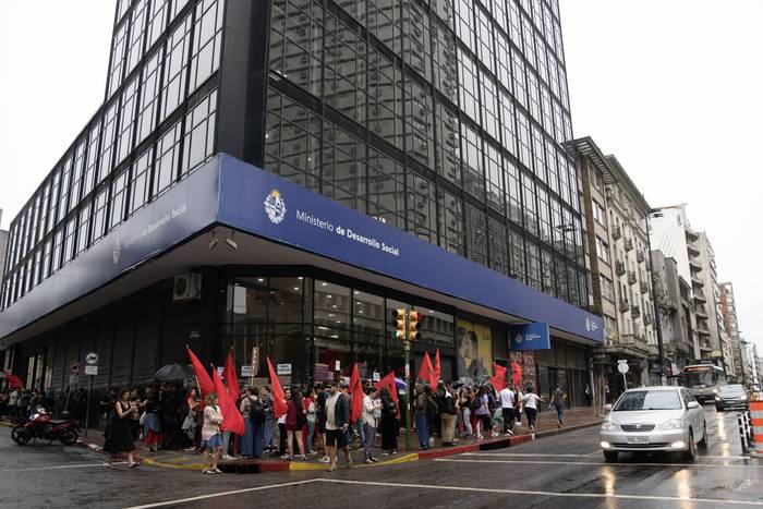 Movilización de de la Unión de Trabajadoras y Trabajadores del Ministerio de Desarrollo Social, frente a su sede, sobre la avenida 18 de Julio de Montevideo (archivo, diciembre de 2023). · Foto: Mara Quintero