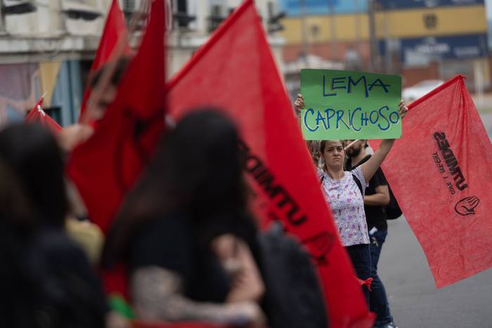 Movilización de la Unión de Trabajadores del Mides, el 15 de diciembre, en el Ministerio de Trabajo, en Montevideo. · Foto: Mara Quintero