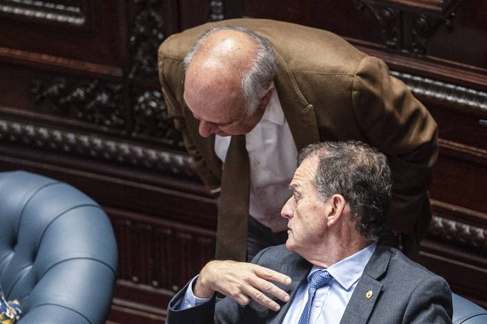 Guido Manini Ríos y Guillermo Domenech, el 19 de diciembre,  en el senado. · Foto: Alessandro Maradei