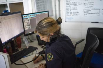 Centro de control de tobilleras electrónicas a cargo del Ministerio del Interior (archivo, enero de 2020). · Foto: Mariana Greif