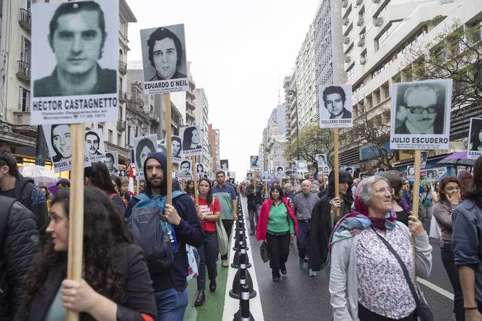 Marcha de Familiares de Desaparecidos, el 20 de diciembre, por la avenida 18 de Julio de Montevideo. · Foto: Camilo dos Santos