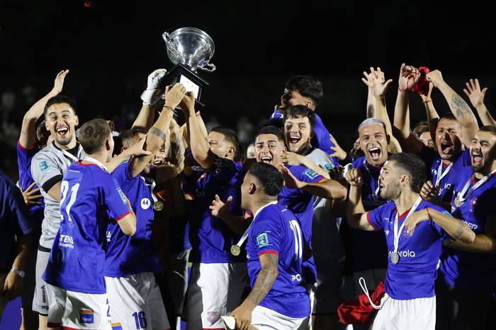 Jugadores de Centro Atlético Lito tras consagrarse campeones, el 21 de diciembre, en el Parque Palermo. · Foto: Camilo dos Santos