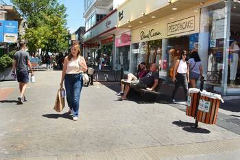 Peatonal Sarandí en el centro de Maldonado (archivo, diciembre de 2023). · Foto: Virginia Martínez  Díaz
