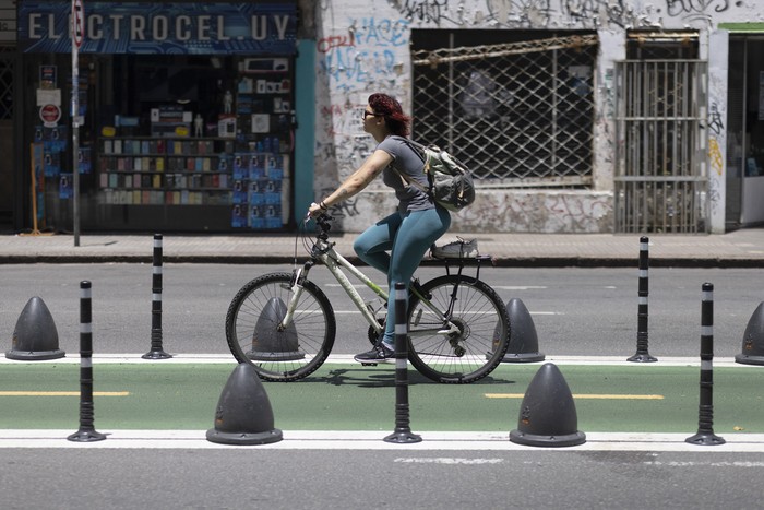 Ciclovía de la avenida 18 de Julio (archivo, enero de 2024). · Foto: Ernesto Ryan