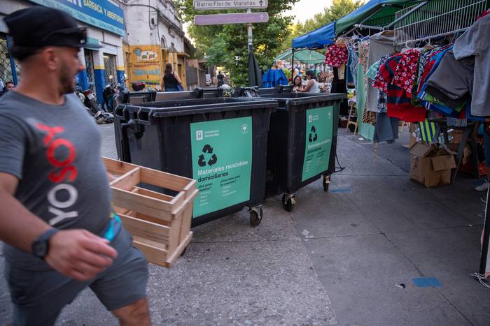 Contenedores para material reciclable, el 5 de enero de 2024 en la feria Vía Blanca por avenida 8 de Octubre · Foto: Martín Varela Umpiérrez