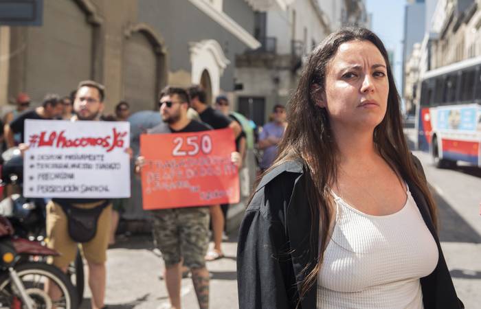 Camila Lara, durante la concentración de trabajadores frente al Ministerio de Trabajo y Seguridad Social. · Foto: Sofía Torres