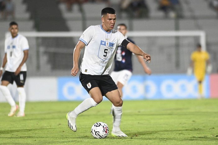 César Araújo jugando en la selección sub 23 uruguaya, el 13 de enero de 2024 en el Campus de Maldonado. · Foto: Alessandro Maradei