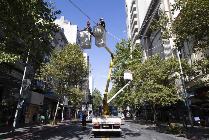 Trabajadores de alumbrado público (archivo, enero de 2024). · Foto: Camilo dos Santos