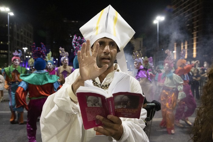 Murga Cayó la Cabra, durante el Desfile Inaugural del Carnaval 2024, por la avenida 18 de Julio. · Foto: Camilo dos Santos