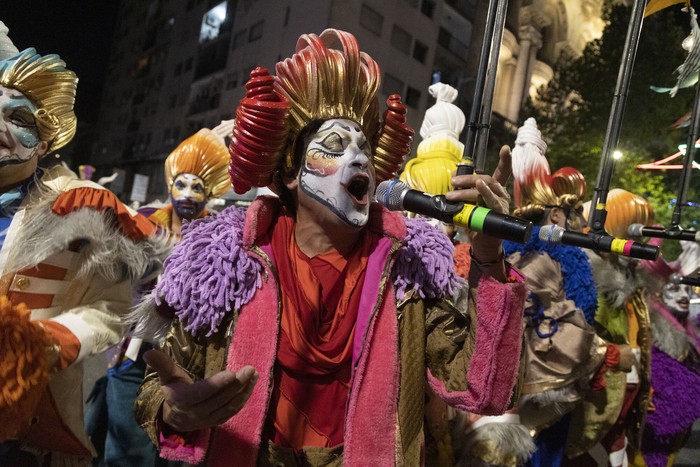 Un Título Viejo, durante el Desfile Inaugural del Carnaval 2024, por la avenida 18 de Julio de Montevideo. · Foto: Camilo dos Santos