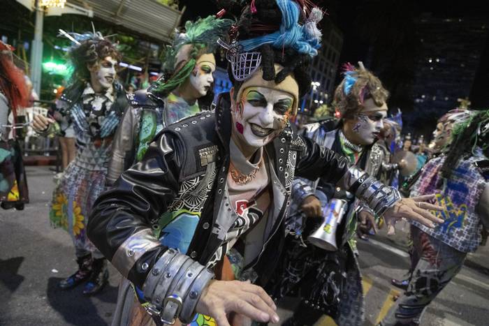 Murga La Cayetana, el 25 de enero, durante el desfile inaugural del carnaval 2024. · Foto: Camilo dos Santos