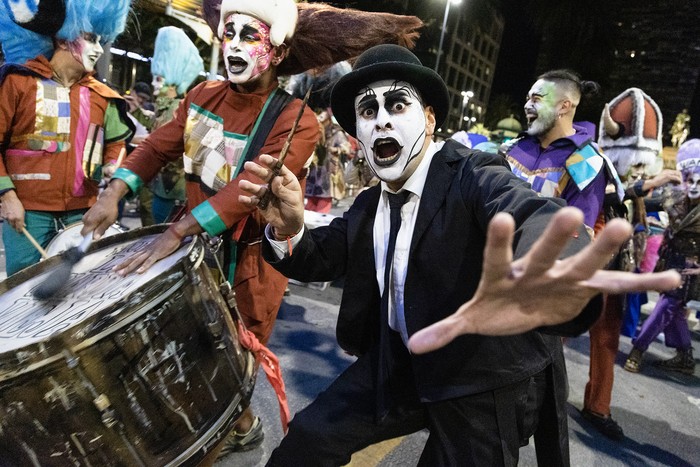 Murga Vieja Guardia, durante el desfile inaugural de Carnaval, por la avenida 18 de Julio de Montevideo (archivo, enero de 2024). · Foto: Camilo dos Santos