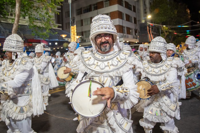 Escuela Mocidade Unida, durante el desfile de Escuelas de Samba 2024, en el centro de Montevideo. · Foto: Martín Varela Umpiérrez