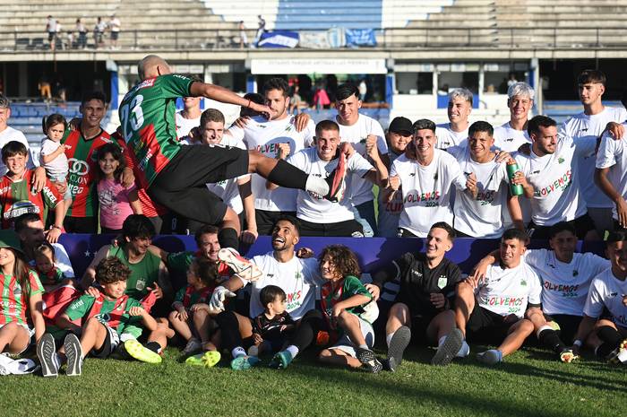 Los jugadores de Rampla festejan el ascenso a la Primera Division Profesional, el sábado 27 de enero, en el estadio Parque Artigas. · Foto: Alessandro Maradei
