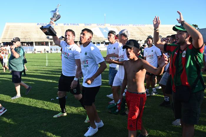 Los jugadores de Rampla festejan el ascenso a la Primera División Profesional, el sábado 27 de enero, en el estadio Parque Artigas. · Foto: Alessandro Maradei