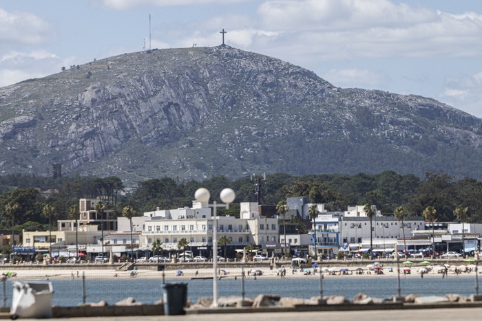 Cerro Pan de Azúcar frente a Piriápolis (archivo). · Foto: Ernesto Ryan