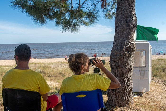 Guardavidas en playa Fomento, Colonia. · Foto: Ignacio Dotti