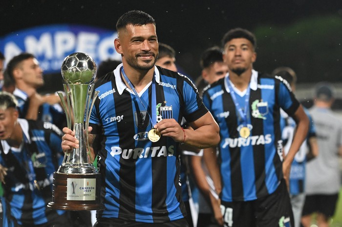 Miguel Samudio (C), campeón con Liverpool, en el estadio en Alfredo Víctor Viera, (archivo, enero de 2024). · Foto: Alessandro Maradei