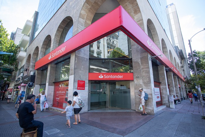 Banco Santander, en el centro de Montevideo. Foto: Rodrigo Viera Amaral (archivo)